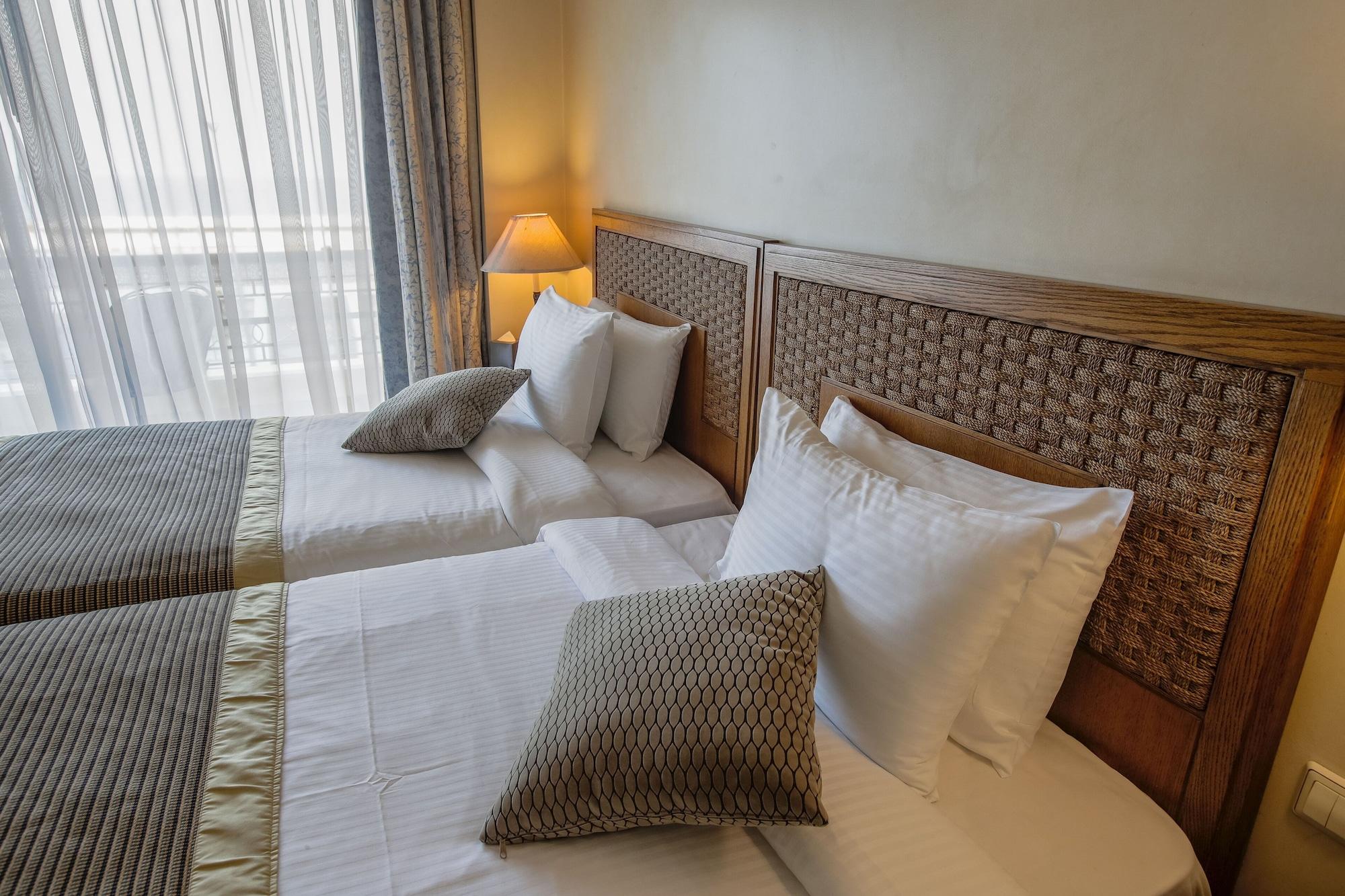 Warwick Palm Beach Hotel Bejrút Kültér fotó